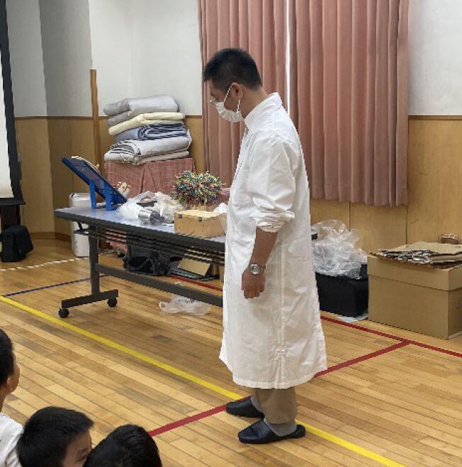 子供達にクイズを出す先生