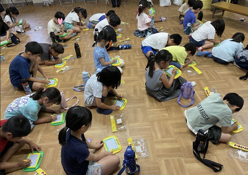 実際に自分で実験をする子供達