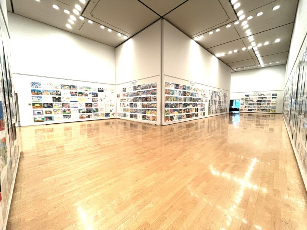 兵庫県立美術館に展示された応募作品