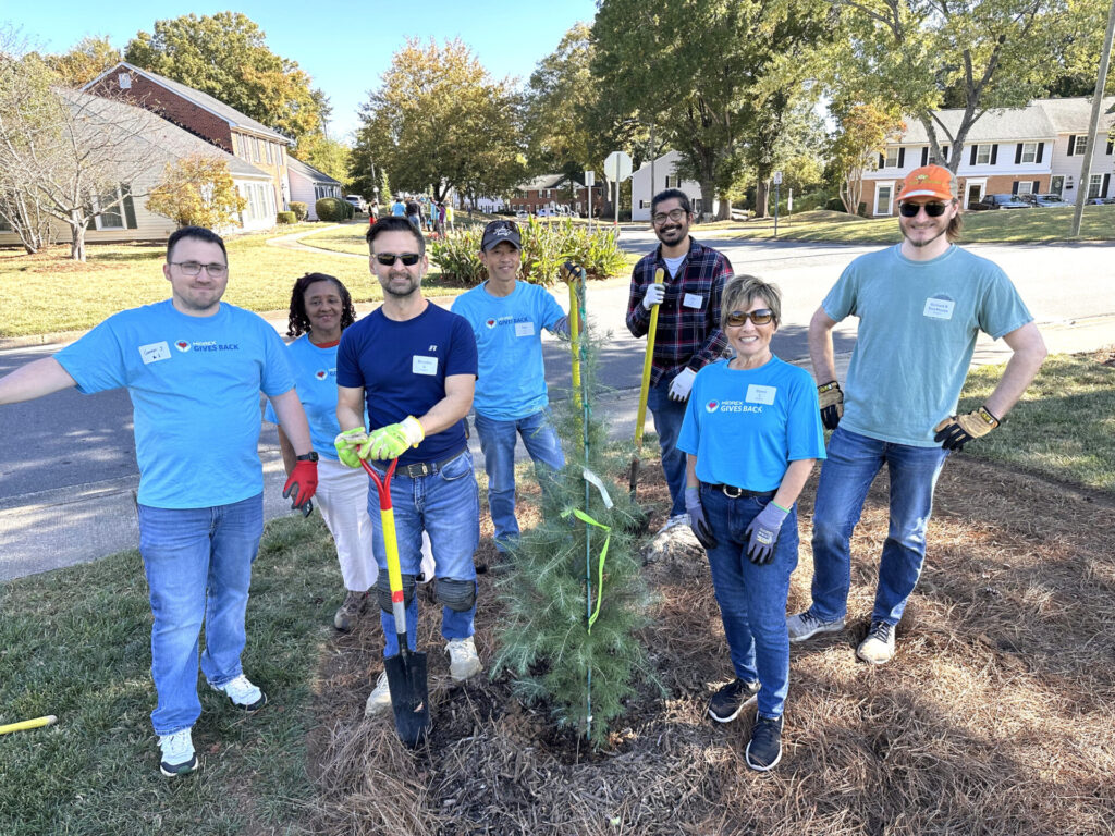 植樹しょくじゅを行うMidrex Technologies, Incの仲間たち