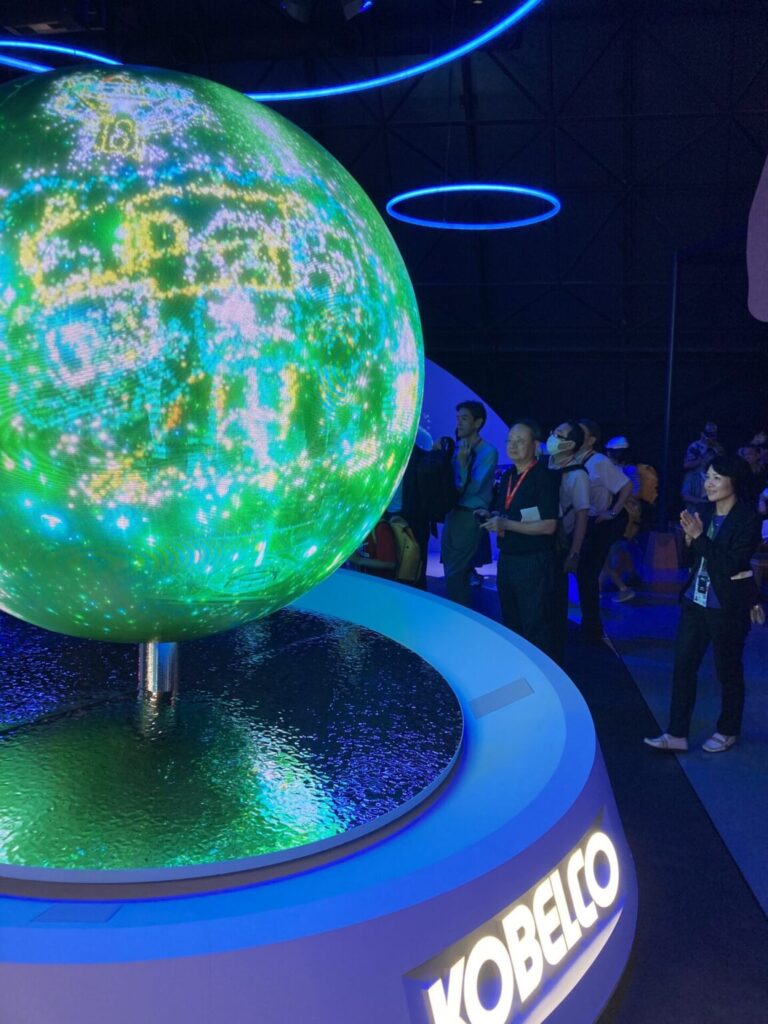 象徴ゾーンで光り輝く球体LEDビジョン