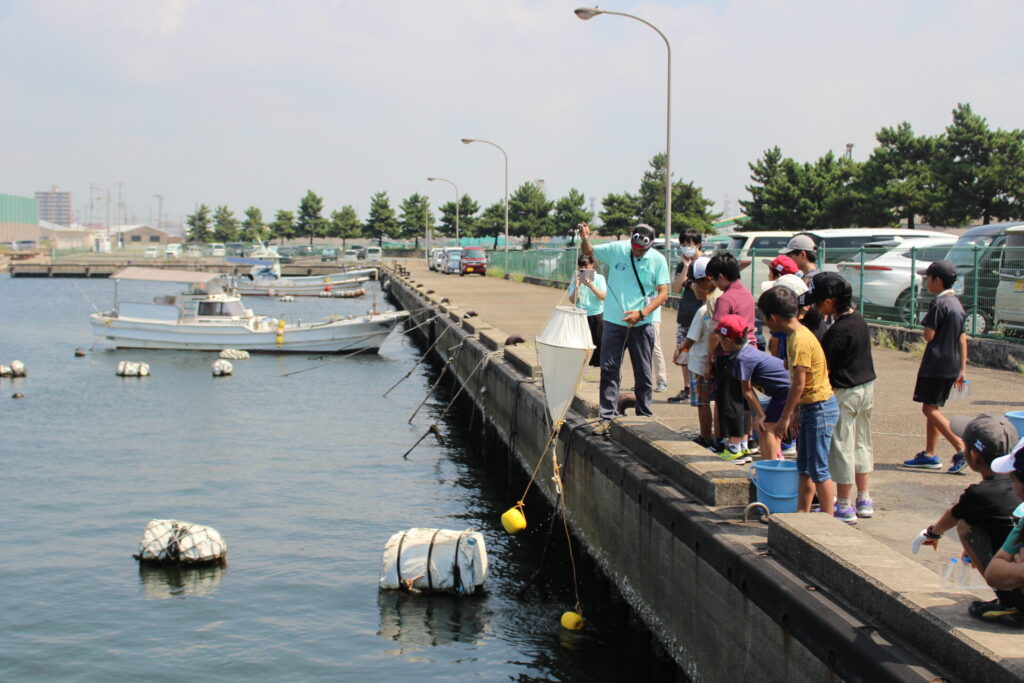 センター周辺の護岸で海水を採取