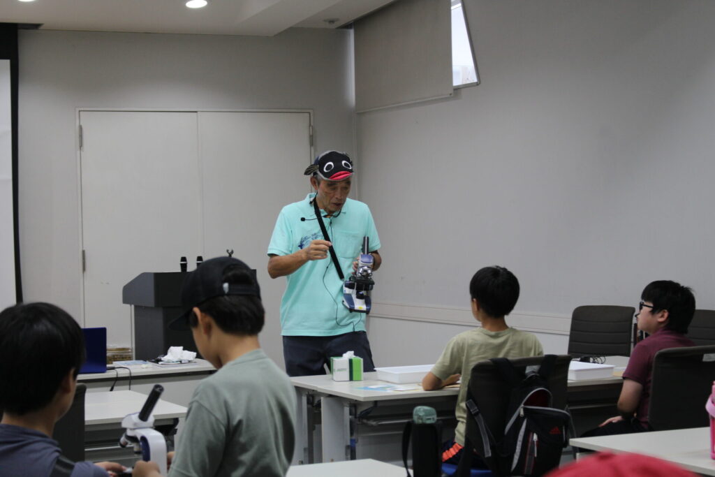 センター周辺の護岸で海水を採取