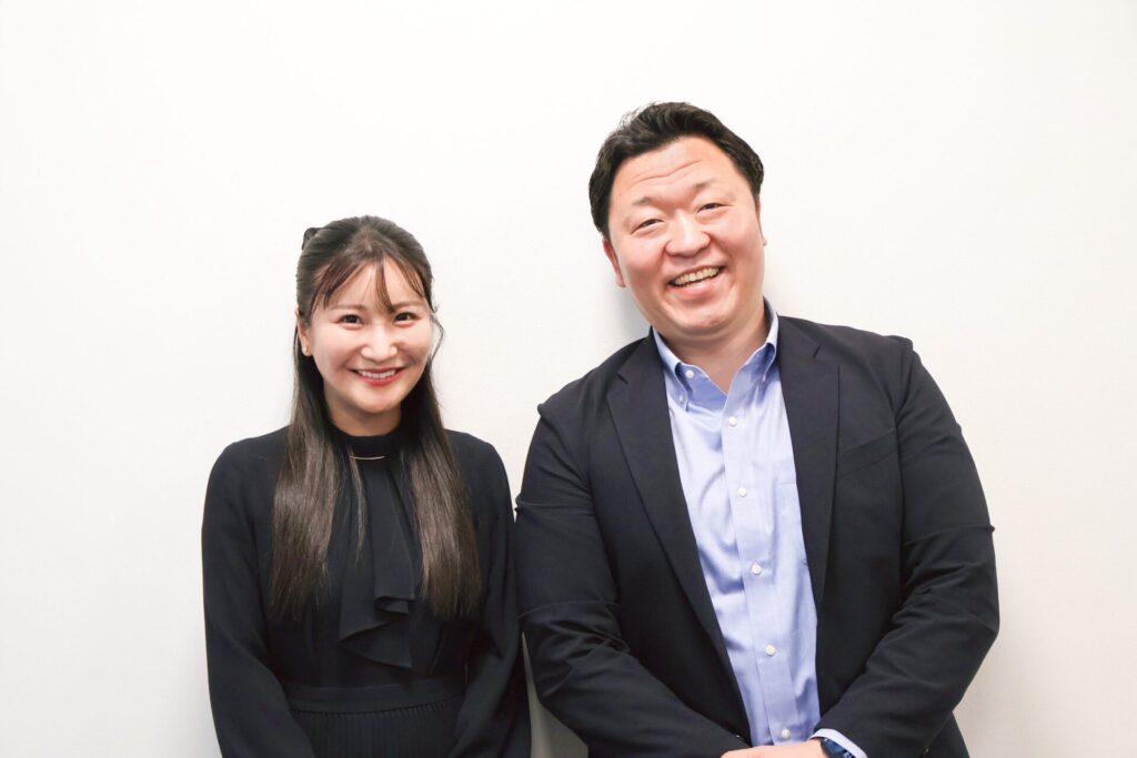 今回インタビューに答えてくれた株式会社神戸製鋼所 総務・CSR部 サステナビリティ推進グループの山岡里圭さんと、総務・CSR部 総務グループの鈴木敬弘さん